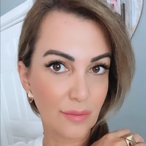 Meet your Posher, Elaine